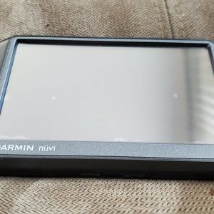 Garmin Nuvi 265W GPS with Car Charger, Computer Cable, and Case